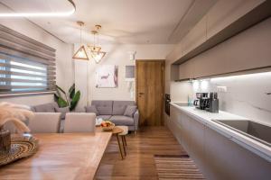 a living room with a couch and a kitchen at Amalia's Luxury Apartment 2 in Bendevís