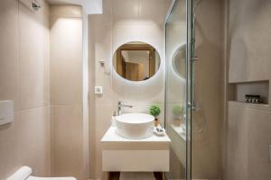 bagno con lavandino e doccia in vetro di Amalia's Luxury Apartment 2 a Heraklion