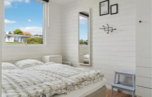 een witte slaapkamer met een groot bed en een raam bij 3 Bedroom Amazing Home In Rnde in Rønde