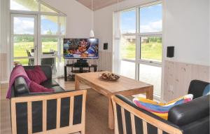 sala de estar con sofá y mesa en Pet Friendly Home In Skjern With Kitchen, en Stavning