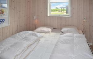 2 camas en una habitación con ventana en Pet Friendly Home In Skjern With Kitchen, en Stavning
