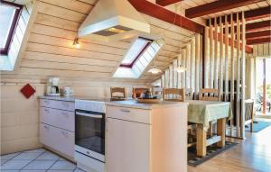 Кухня или кухненски бокс в 3 Bedroom Amazing Home In Hvide Sande