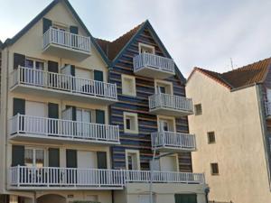 ein Gebäude mit einem blauen und weißen Haus in der Unterkunft Appartement Wimereux, 2 pièces, 2 personnes - FR-1-675-24 in Wimereux