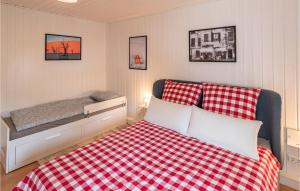 1 dormitorio con 1 cama y manta roja y blanca a cuadros en 2 Bedroom Amazing Home In Wandlitz, en Wandlitz