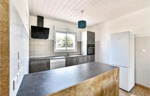 a kitchen with a counter and a refrigerator at Stunning Home In Saint-Theodorit in Saint-Théodorit