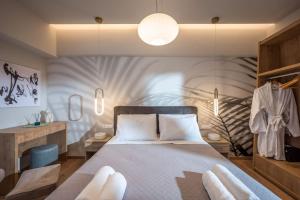 - une chambre avec un lit et 2 serviettes blanches dans l'établissement Amalia's Luxury Apartment 3, à Héraklion