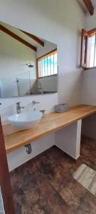 La salle de bains est pourvue d'un lavabo et d'un miroir. dans l'établissement Finca Buena Vista, à Guatapé