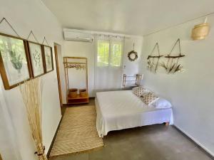 a bedroom with a bed in a room at La p’tite barque Antillaise in Deshaies