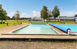 Bazén v ubytování Nice Home In Ljungby With Kitchen nebo v jeho okolí