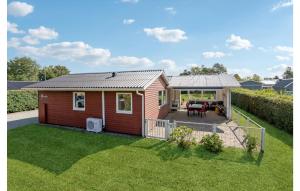 a small house with a patio and a yard at Stunning Home In Haderslev With Kitchen in Diernæs