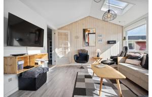 un soggiorno con divano e TV di Stunning Home In Haderslev With Kitchen a Diernæs