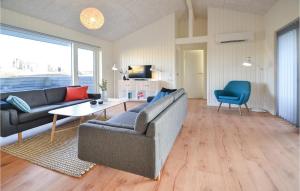 BjerregårdにあるAmazing Home In Hvide Sande With 3 Bedrooms, Sauna And Wifiのリビングルーム(ソファ、テーブル付)