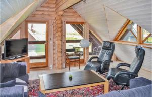レムにあるNice Home In Skjern With Wifiのリビングルーム(椅子、テーブル、テレビ付)