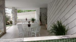 Uma varanda ou terraço em Apto MAR AZUL CARIBE - PRAIA DO FORTE - 3 minutos a pé da praia