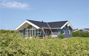 HemmetにあるNice Home In Tarm With 4 Bedrooms, Sauna And Wifiの青い屋根