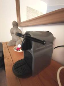 Malemort-du-ComtatEntre Ventoux et Luberon, appartement dans maison.的坐在桌子上的男人的雕像,带麦克风