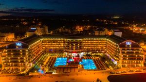 un grand bâtiment avec des lumières allumées la nuit dans l'établissement Senza The Inn Resort & Spa - Ultra All Inclusive, à Avsallar