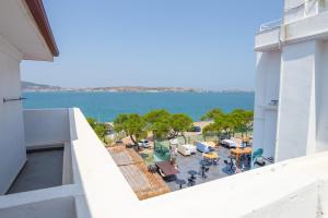 - un balcon offrant une vue sur l'océan dans l'établissement Çamlık 87 Hotel Ayvalık, à Ayvalık