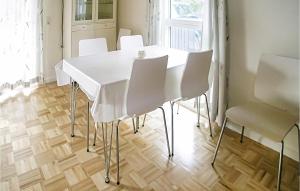 FalenにあるNice Home In Hemmet With Kitchenの白いダイニングテーブル(白い椅子付)