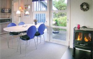 Bjerregårdにある3 Bedroom Lovely Home In Hvide Sandeのダイニングルーム(テーブル、椅子、コンロ付)