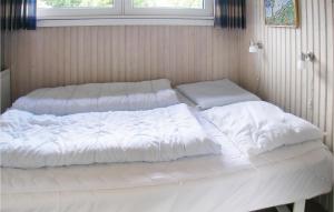 Bjerregårdにある3 Bedroom Lovely Home In Hvide Sandeのベッド2台(白いシーツ、枕付)