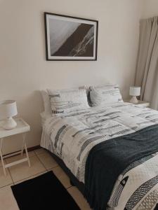 1 dormitorio con 1 cama y una foto en la pared en 373 on Bristol Home en Port Edward