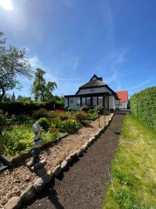 una casa con un jardín delante de ella en Ferienhaus mit Wasserblick auf der Insel Usedom, en Krummin