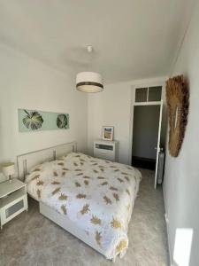una camera bianca con un letto di 2 pièces cocooning près du port/gare riquier a Nizza