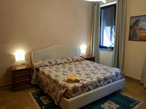um quarto com uma cama com um chapéu amarelo em Casa Luciana ad un passo dalle Mura di Lucca parcheggio gratuito privato! em Lucca