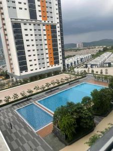 uma vista panorâmica de um grande edifício com piscina em ER Homestay 3bedroom with Balcony nearest KLIA em Sepang