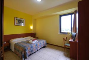 Postel nebo postele na pokoji v ubytování Albergo San Gabriele + 27 fotografií