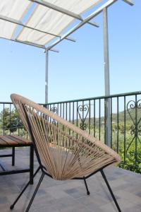 a rattan bench sitting on top of a balcony at Sergi Home in Raches