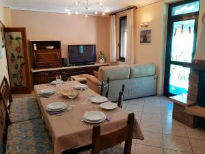 uma sala de estar com uma mesa e um sofá em Casa Luciana ad un passo dalle Mura di Lucca parcheggio gratuito privato! em Lucca