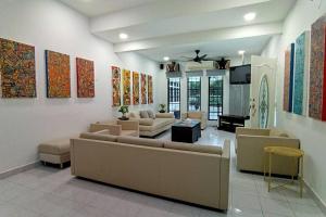 チェラスにあるForest Valley Homestay Bungalow for Family/Group Staycation/Gatheringのソファとテレビ付きの広いリビングルーム