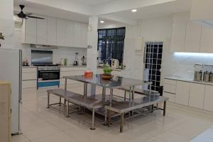 チェラスにあるForest Valley Homestay Bungalow for Family/Group Staycation/Gatheringの白い大型キッチン(テーブル付) +16枚の写真