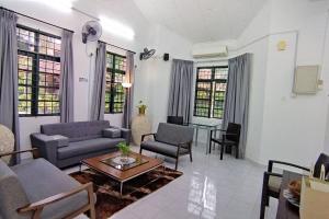Ruang duduk di Forest Valley Homestay Bungalow for Family/Group Staycation/Gathering