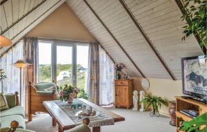 - un salon avec une table et une grande fenêtre dans l'établissement Nice Home In Hvide Sande With Kitchen, à Havrvig