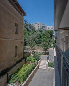 desde el balcón de un edificio en Harav Kuk Modern Apartment By Nimizz, en Jerusalén