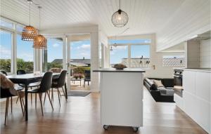 een keuken en een woonkamer met een tafel en stoelen bij 3 Bedroom Amazing Home In Rnde in Rønde