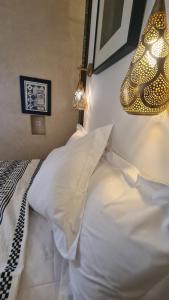 Een bed of bedden in een kamer bij Riad la Cigale