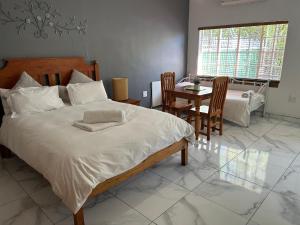 เตียงในห้องที่ The Solomon Guest House +99 ภาพ