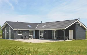 una casa con techo negro en Pet Friendly Home In Skjern With Kitchen, en Stavning