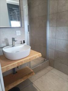a bathroom with a sink and a shower at Très bel appart avec vue 8 personnes Alpe d’Huez in LʼHuez