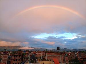 Ein Regenbogen über einer Stadt in der Unterkunft Swastik Guest House in Bhaktapur