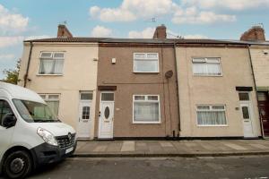 un furgone bianco parcheggiato di fronte a una casa. di Stylish Comfortable Home With Parking a Redcar