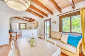 uma sala de estar com uma mesa e um sofá em Ideal Property Mallorca - Rotes em El Port