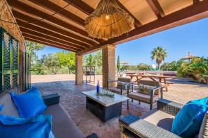 patio z kanapami i stołem w obiekcie Ideal Property Mallorca - Rotes w mieście El Port