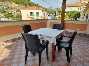 einen Tisch und Stühle auf einem Balkon mit Aussicht in der Unterkunft Albergo Jolanda in Diano Marina