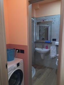 La salle de bains est pourvue d'un lave-linge et d'un lavabo. dans l'établissement Albergo Jolanda, à Diano Marina
