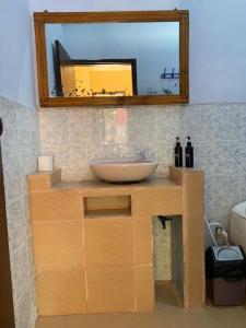 y baño con lavabo y espejo. en Lisa Homestay, en Gili Trawangan
